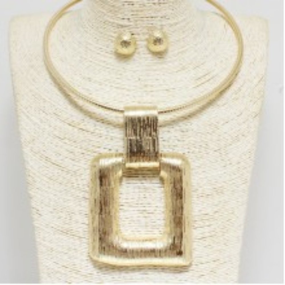 WOMEN'S SQUARE PENDAT GORGEOUS CHOKER WITH STUDS
